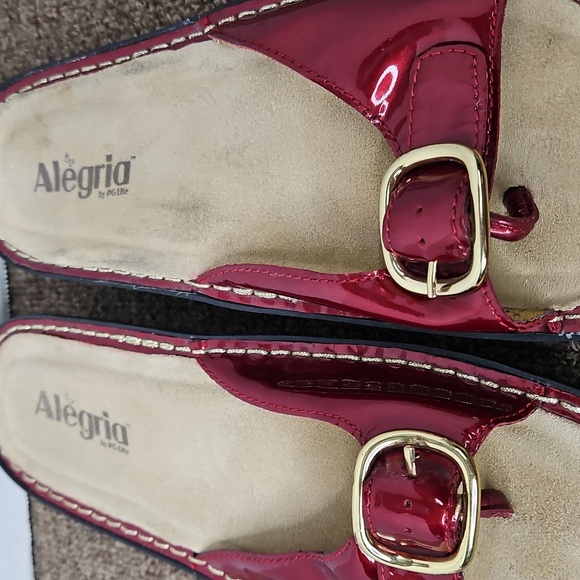 Alegria MIL-124 Red Patent Leather Platform Thong Sandals Sz 38 / 8 Womens - Picture 4 of 9
